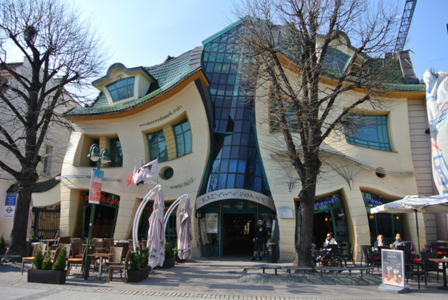 Nhà vặn vẹo” (The Crooked House), Ba Lan